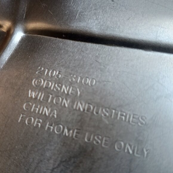 Wilton Vintage Disney Winnie the Pooh with Balloon Aluminum Cake Pan Baking Mold - Picture 4 of 5